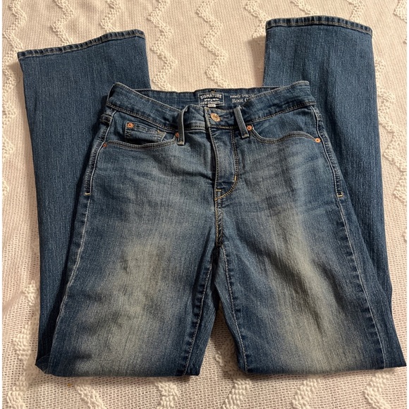 Levi Strauss & Co. Gold Label Women's Totally Shaping Bootcut Jeans. Size: 2S - Picture 4 of 11